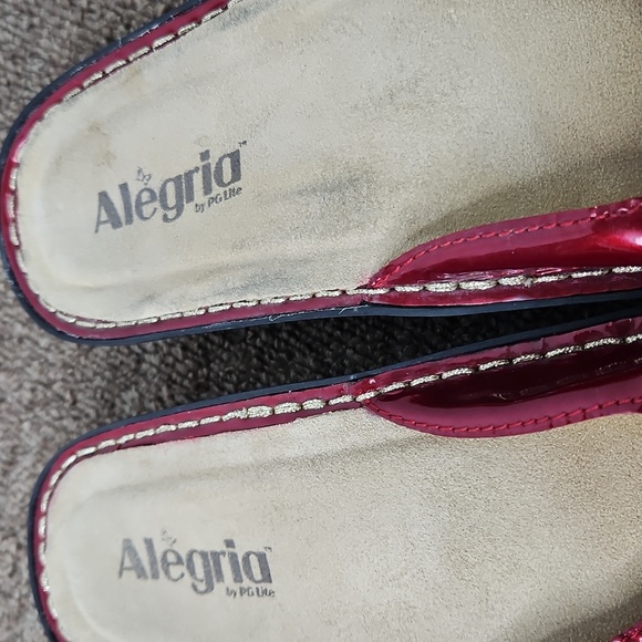 Alegria MIL-124 Red Patent Leather Platform Thong Sandals Sz 38 / 8 Womens - Picture 6 of 9